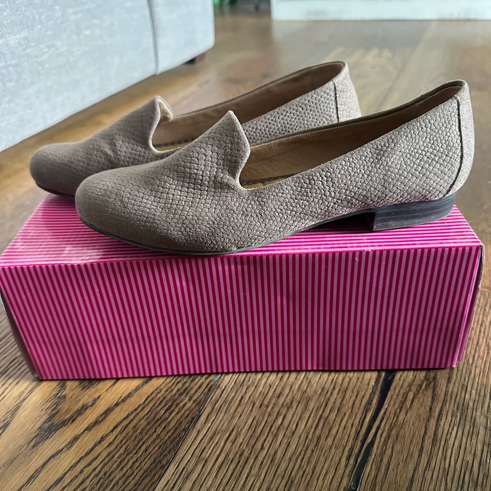 Me Too Tan Flats Elegant Slip-On Loafers size 7.5